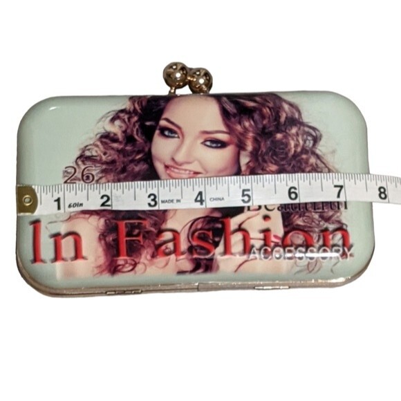 Clutch or Cross body gold chain strap kiss closure novelty and whimsical - Picture 4 of 8
